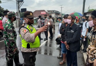 Waka Polres Pekalongan Kota Kompol Drs Gangsar Subagya memimpin langsung Ops Yustisi penegakan protokol kesehatan, bersama Petugas gabungan terdiri dari anggota Polres Pekalongan Kota, Koramil Buaran, Polsek, Satpol PP, Dishub ( Kab Pekalongan ) dan Trantib setempat, melakukan razia protokol  kesehatan di jalan raya Wonoyoso Buaran Jum'at, (29/01/2021).