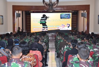 Komandan Korem 073/Makutarama Kolonel Inf Ari Yulianto, S.I.P, berikan pengarahan atau jam Komandan kepada prajurit dan PNS Korem 073/Makutarama, bertempat diaula Makorem, jalan diponegoro No. 28 Salatiga, Jawa Tengah. Jumat (29/1/2021).