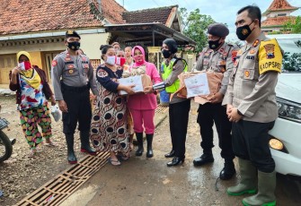 Kota Pekalongan - Ketua Bhayangkari Cabang  Pekalongan Kota kembali menggelar kegiatan bakti sosial kepada masyarakat yang membutuhkan, kali ini  menyalurkan Nasi Kotak, Masker Merah Putih dan air mineral kepada warga terdampak Banjir di dukuh Slumprit dan Sampangan Kecamatan Pekalongan, Utara dan kecamatan Pekalongan Timur Jum'at, (29 /1/2021) . Ratusan Nasi Kotak siap saji,Masker, dan Air mineral  dibagikan kepada masyarakat yang membutuhkan pada hari Jumat yang penuh berkah ini. Untuk teknis penyerahan d