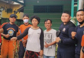 Damkar Kota Bengkulu Saat Evakuasi Ular Cobra di Rumah Warga