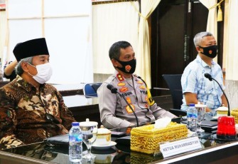 Kapolda Bengkulu Irjen Pol.Drs. Teguh Sarwono, M,Si Saat Mengikuti Vicon Bersama Ketum PP Muhammadiyah 