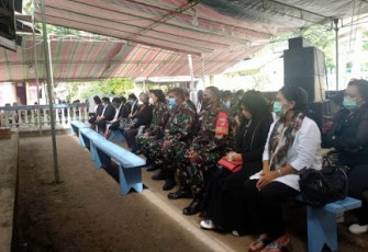Personel Koramil 1310-02/Lembeh Bantu Pemakaman Ibu Mertua dari Karumkit Teling Manado