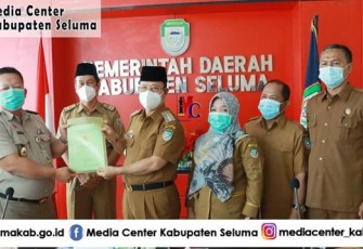 Bupati Seluma H Bundra Jaya SH MH Saat Menerima Sertifikat Tanah Pemerintah Kabupaten Seluma dari Kepala Badan Pertanahan Nasional Seluma Jakwan Hadinata