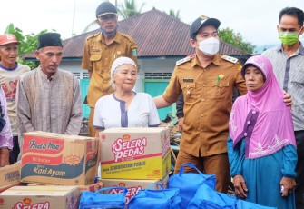Wakil Bupati Bengkulu Utara Arie Septia Adinata SE MAP Saat Memberikan Bantuan Kepada Korban Kebakaran