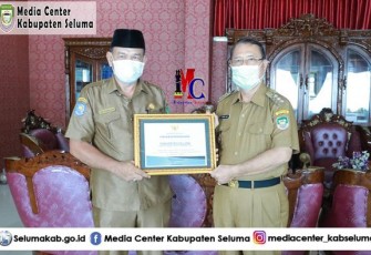 Penyerahan Piagam Penghargaan Oleh Dinas Kesehatan Kabupaten Seluma