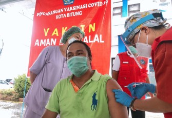 Salah Satu Wartawan Menerima Vaksin