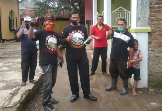 Forum Ormas Bale Endah Bandung Bagikan Ribuan Masker Kepada Warga Kampung Sindang Reret 
