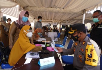 Kapolres Tebingtinggi AKBP Agus Sugiyarso S.IK Saat Melakukan Vaksinasi