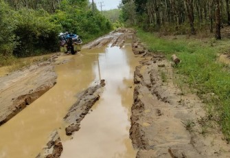 Kondisi jalan tampak rusak parah
