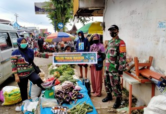 anggota Koramil 21/Bulukerto dan Polsek melaksanakan operasi penegakan disiplin protokol kesehatan yang dilaksanakan di kantor BRI, Toko tani Kec. Bulukerto.
