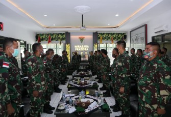 Dansatgas Pamtas RI-PNG Yonif 403/Wirasada Pratista Mayor Inf Ade Pribadi Siregar, S.E., M.Si., menirima kunjungan Kasrem 072/Pamungkas di Mako Yonif 403/Wirasada Pratista