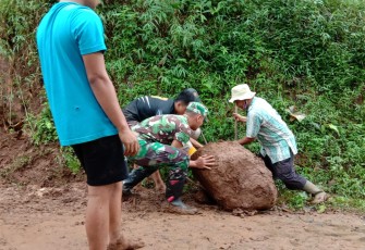 Babinsa Desa Sangu banyu Kodim 0736/Batang Koptu Dodik bersama warga Dusun Pesanggrahan adalah melakukan kerja bhakti pembersihan tanah dan batu.  