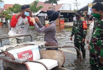 Kapolsek Pekalongan Utara Polres Pekalongan Kota Polda Jateng Kompol Bakti Kautsar Ali, S.I.K, S.Sos. melakukan patroli edukasi blusukan diperkampungan yang terendam air hujan