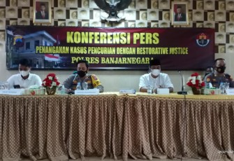 Polres Banjarnegara laksanakan pers rilis tanggapi Video viral berisi seorang nenek yang  melakukan pencurian di Pasar Mandiraja beberapa waktu lalu, Rabu (3/2/2021).