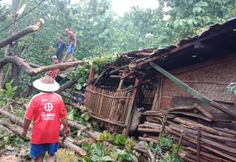 bencana alam yang diakibatkan oleh hujan deras yang disertai dengan angin kencang yang terjadi pada Rabu(3/1) Sore