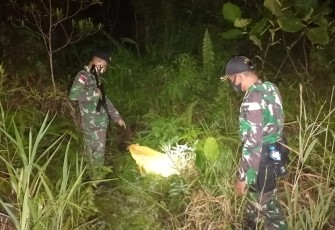 Satgas Pamtas RI-MLY Yonif 407/PK Pos Kotis menemukan barang ilegal berupa minuman keras di sekitar JIPP (Jalan Inspeksi Patroli Perbatasan) Desa Badau, Kecamatan Badau, Kabupaten Kapuas Hulu, Provinsi Kalbar, Malam Tadi, Rabu (03/02/2021).
