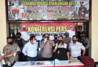 Wakil Kepala Polres Pekalongan Kota Kompol Gangsar Subagyo di Pekalongan beserta Jajarannya  saat konferensi pers Kamis sore, 4/2/2021