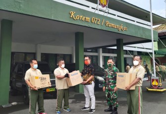 Dandenma Korem 072/Pmk  Mayor Inf Joko Nugroho menerima bantuan APD dan Masker dari PT. Maesindo Indonesia Karangjati Kel. Bangunjiwo. Kec Kasihan  Kab. Bantul yang langsung di serahkan oleh Bapak Sunaryo Mgr HSE-GA PT. Maesindo Indonesia. Jumat (5-2-2021)