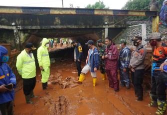 Bupati Batang Wihaji bersama  Dandim 0736 Batang Letkol Arh. Yan Eka Putra dan Kapolres Batang AKBP Edwin louis Sengka tinjau langsung warga terdampak banjir lumpur dukuh Celong desa Kedawung, Banyuputih, Batang, Sabtu (6/2/2021).