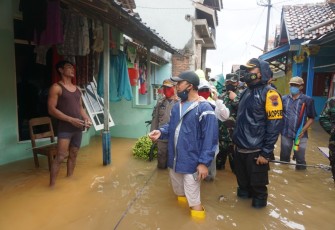 Intensitas hujan tinggi yang terjadi sejak jumat malam tanggal 5 februari 2021 yang mengguyur secara merata di beberapa diwilayah, sehingga pada pukul 06.00 Wib diketahui ada 11 titik diwilayah Kecamatan Batang terendam banjir, Sabtu (6/2/21)
