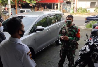 Babinsa Kelurahan Kratonan Koramil 03 Serengan Kodim 0735 Surakarta Sersan Mayor Yudhi Widianto melaksanakan pengecekan Penerapan Edukasi  Pembatasan Pemberlakuan Kegiatan Masyarakat (PPKM) di Bank Shinhan dan Els Komputer.