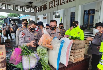 Polres Pekalongan Kota berikan bantuan bahan pokok kepada Batalyon Brimob B Pelopor Polda Jateng  didapur umum yang didirikan di Stadion Hoegeng Kec Pekalongan Barat untuk dimasak, lalu dibagikan kepada masyarakat terdampak Banjir maupun korban Covid 19 Minggu, (7/2/2021) pagi.