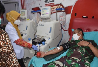Kegiatan Donor plasma ini diikuti para Prajurit Kodam IV/Diponegoro penyintas Covid-19 yang telah memenuhi kriteria pada pre-skrining yang sudah dilakukan sebelumnya di RSUD Dr. Moewardi, Jl. Kolonel Sutarto No.132, Kota Surakarta, Senin (8/2/2021).