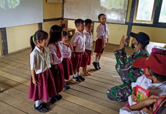Satuan Tugas Pengamanan Perbatasan (Satgas Pamtas) Yonif 407/Padmakusuma menjadi tenaga pendidik (Gadik) di SDN 02 Jasa Dusun Wakampuh, Desa Jasa, Kecamatan Ketungau Hulu, Kabupaten Sintang, Kalbar. Selasa (09/02/21).