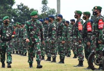 Kasdam IV/Diponegoro Brigjen TNI Widi Prasetijono mewakili Pangdam IV/Diponegoro memimpin Apel Gelar Kesiapan Tenaga Vaksinator dan Tracer Covid-19 di Lapangan Makodam IV/Dip Jl Perintis Kemerdekaan Watugong Semarang 