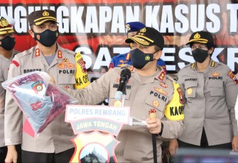 Polres Rembang gelar pers rilis ungkap kasus pembunuhan satu keluarga yang terjadi di Desa Turus Gede RT 04 RW 01 Kecamatan Rembang Kabupaten Rembang, Kamis (11/2/2021).