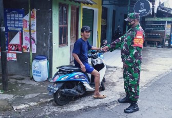 Babinsa Bendungan Koramil 12/Simo Kodim 0724/Boyolali Serka Widodo  melaksanakan sosialisasi dan edukasi kepada warga agar tetap menerapkan protokol kesehatan 5M (Memakai Masker, Menjaga Jarak, Mencuci Tangan, Menghindari Kerumunan dan Membatasi Mobilitas) di Pasar Bendungan Desa Bendungan Kecamatan Simo Kabupaten Boyolali. Jumat (12/02).