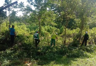 Pegawai KUA SB Gotong Royong Bersihkan Lahan Pembangunan Balai Nikah dan Manasik Haji