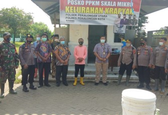 Bid Propam Polda Jateng dipimpin Kompol Sugiyarto selaku ketua tim mengecek posko Penerapan Pembatasan Kegiatan Masyarakat (PPKM) Mikro di beberapa Kelurahan dan kecamatan di wilayah Hukum Pomres Pekalongan Kota, Sabtu (13/2/2021).
