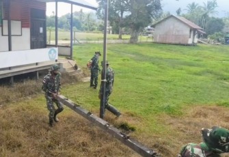 Satgas Pamtas RI-MLY Yonif 407/PK di bawah Komando Pelaksana Operasi (Kolaksops) Korem 121/ABW, Pos Langau 1 melaksanakan kegiatan karya bakti membersihkan lingkungan SDN 02 Langau Desa Langau, Kecamatan Puring Kencana, Kabupaten Kapuas, Hulu Kalimantan Barat.