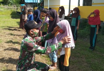 Personel Satuan Tugas Pengamanan Perbatasan (Satgas Pamtas) RI-Malaysia Yonif 407/PK melatihkan PBB kepada siswa di SDN 13 Nanga Bayan, Kecamatan Ketungau Hulu, Kabupaten Sintang, Kalbar. Kamis (18/02/2021).