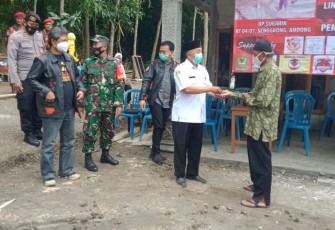 Babinsa Senggrong Koramil 15 Andong Kodim 0724/Boyolali Serma Kedi Sumarno bersama sejumlah tokoh mendampingi Kades Senggrong Chalim Faktur Muin M.Ag untuk menyerahkan kunci pembangunan rumah tak layak huni atau bedah rumah kepada Sugimin warga Dukuh Senggrong Desa Senggrong Kecamatan Andong Kabupaten Boyolali.Jumat  (19/02).