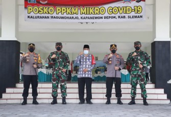 Panglima TNI Marsekal TNI Hadi Tjahjanto bersama Kapolri Jenderal Pol Listyo Sigit Prabowo mengunjungi Posko Pemberlakuan Pembatasan Kegiatan Masyarakat (PPKM) Mikro Covid-19 di Kalurahan Maguwoharjo, Kapanewon Depok, Kabupaten Sleman, Jumat (19/2/2021). 