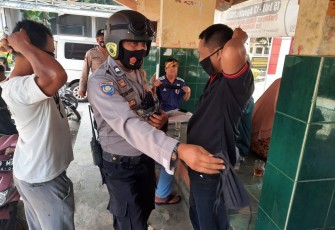 Anggota Bhabinkmamtibmas Polres Pekalongan berikan masker kepada masyarakat