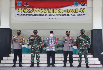 Panglima TNI Marsekal TNI Hadi Tjahjanto bersama Kapolri Jenderal Pol Listyo Sigit Prabowo mengunjungi Posko Pemberlakuan Pembatasan Kegiatan Masyarakat (PPKM) Mikro Covid-19 di Kalurahan Maguwoharjo, Kapanewon Depok, Kabupaten Sleman, Jumat (19/2/2021). 