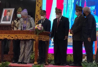 Hj.Nurmalah SH. MH saat menandatangani pengukuhan  pengurus DPW PII Sumatera Selatan (Sumsel)  