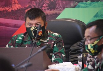 Pangdam IV/Diponegoro Mayjen TNI Bakti Agus Fadjari, S.I.P., M.Si. bersama Kasdam IV/Diponegoro Brigjen TNI Widi Prasetijono dan para pejabat  utama Kodam IV/Diponegoro mengikuti kegiatan Rapat Pimpinan (Rapim) TNI AD TA  2021 secara virtual di Ruang Bina Yudha, Jl. Perintis Kemerdekaan, Watugong, Semarang, Selasa (23/02/2021).