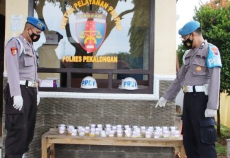 Puluhan personil Polres Pekalongan mengikuti tes urine mendadak yang diadakan di halaman kantor Sipropam Polres setempat.