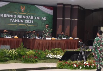 Prajurit terbaik Kodam IV/Diponegoro Meraih Prestasi, Kolonel Ckm dr. Akhmad Rusli Budiansyah, Sp. B.,MARS. Kakesdam IV/Diponegoro, Menerima penghargaan dari Menteri Pendayagunaan Aparatur Negara dan Reformasi Birokrasi Tjahyo Kumolo