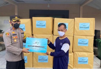 Ketua Umum Bhayangkari Ibu Juliaty Sigit Prabowo dan memberikan bantuan korban banjir di Kota Pekalongan yang diterima oleh Ketua Bhayangkari Cabang Pekalongan Kota Ny Vanessa Irwan bersama Kapolres Pekalongan Kota, AKBP M Irwan Susanto, S.I.K, SH, MH  untuk korban bencana alam banjir Sabtu, (27/2/2021)