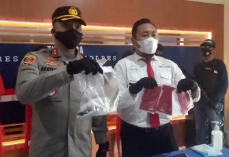 Kapolres Pati memperlihatkan barang bukti 