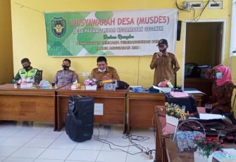 Kepala Desa Padang Lebar Diharman Menyampaikan Sambutan 