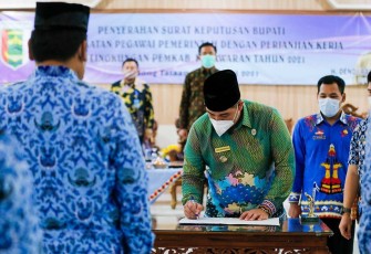 Bupati Pesawaran Serahkan SK PPPK dan CPNS
