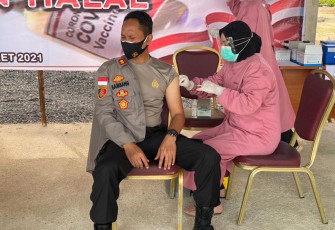 Personel Polres Bintan Terima Vaksin Covid-19 Tahap II