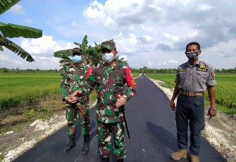 Danrem 082/CPYJ Kolonel Inf M. Dariyanto Saat Melaksanakan Peninjauan di Lokasi TMMD