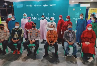 Kapolres dan Kadiskes Bintan Lakukan Kunjungan ke Lokasi Vaksin di Bandar Bentan Telani Kawasan Pari